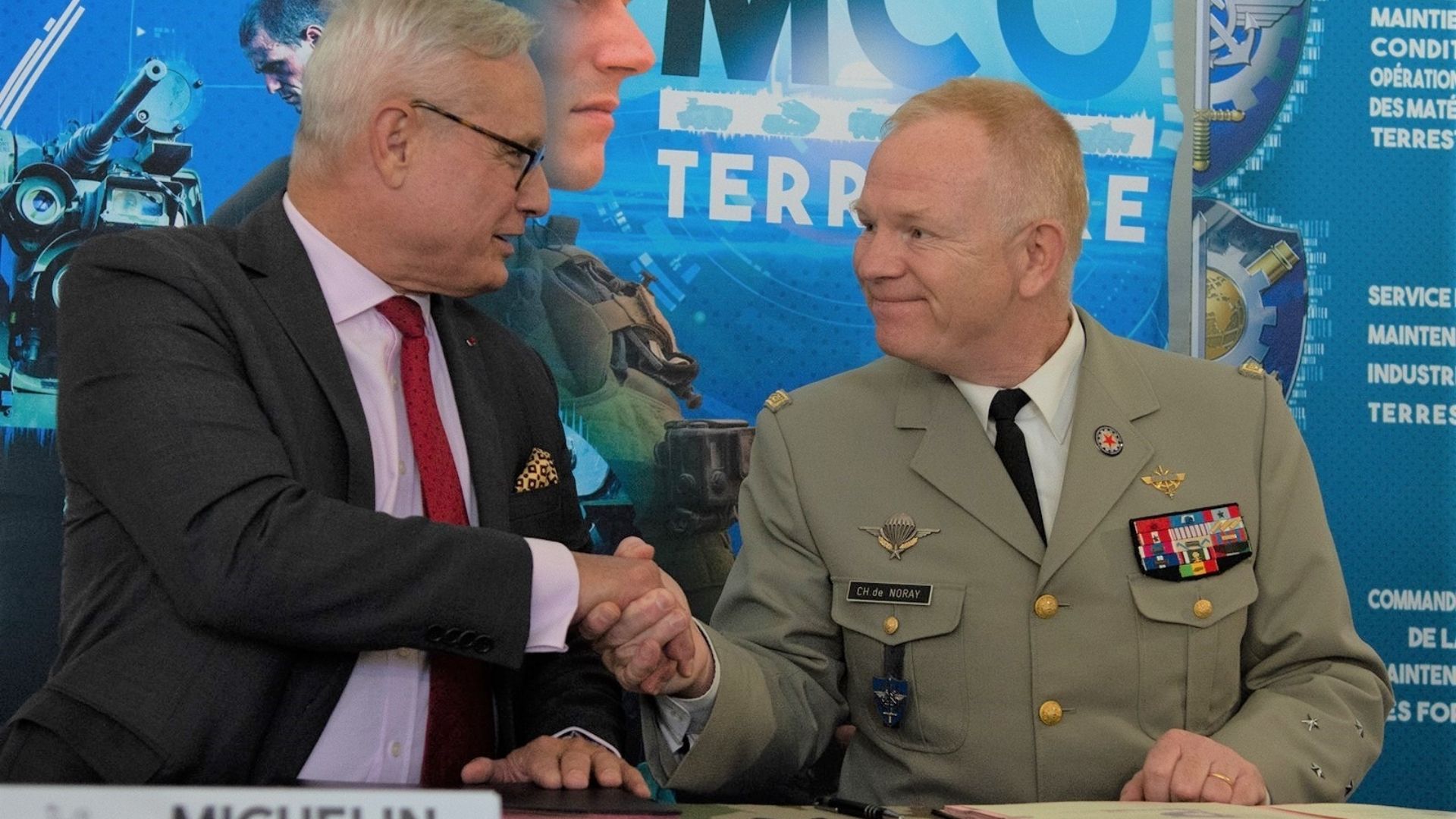 Signature de la charte de partenariat du MCO-Terrestre par l’entreprise Michelin, en présence du directeur central de la Simmt, le général de corps d’armée De Noray.