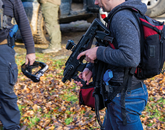 Du matériel adapté à la mission : crosse Roni, Glock 19, sac à dos balistique.