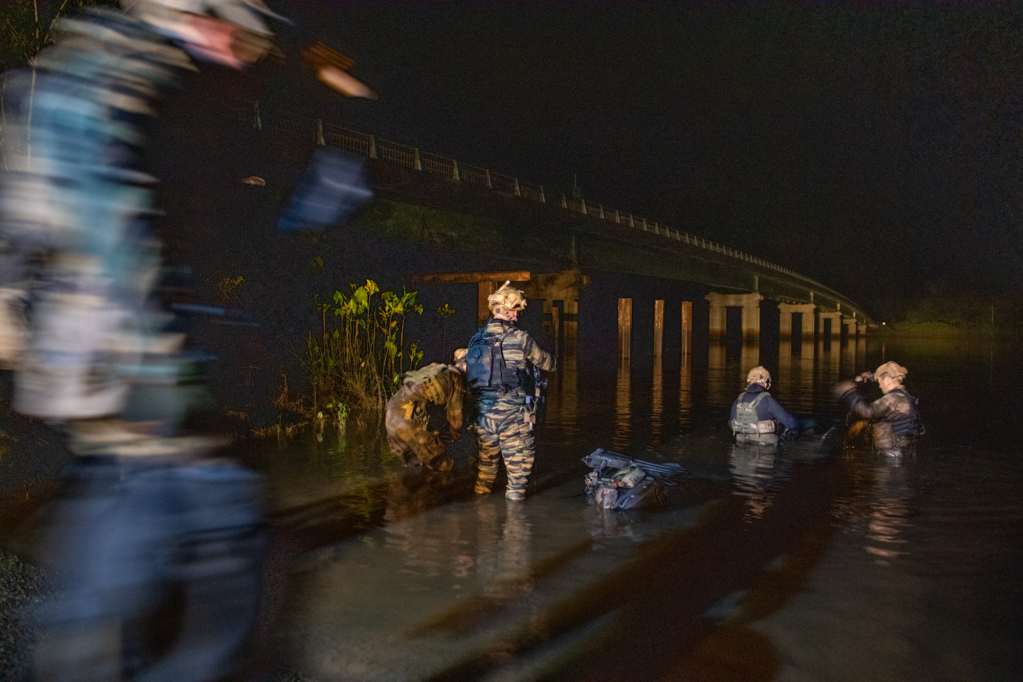 22 h 45 : début d’infiltration  par le fleuve Approuague pour les plongeurs de combat génie du 17e RGP. 