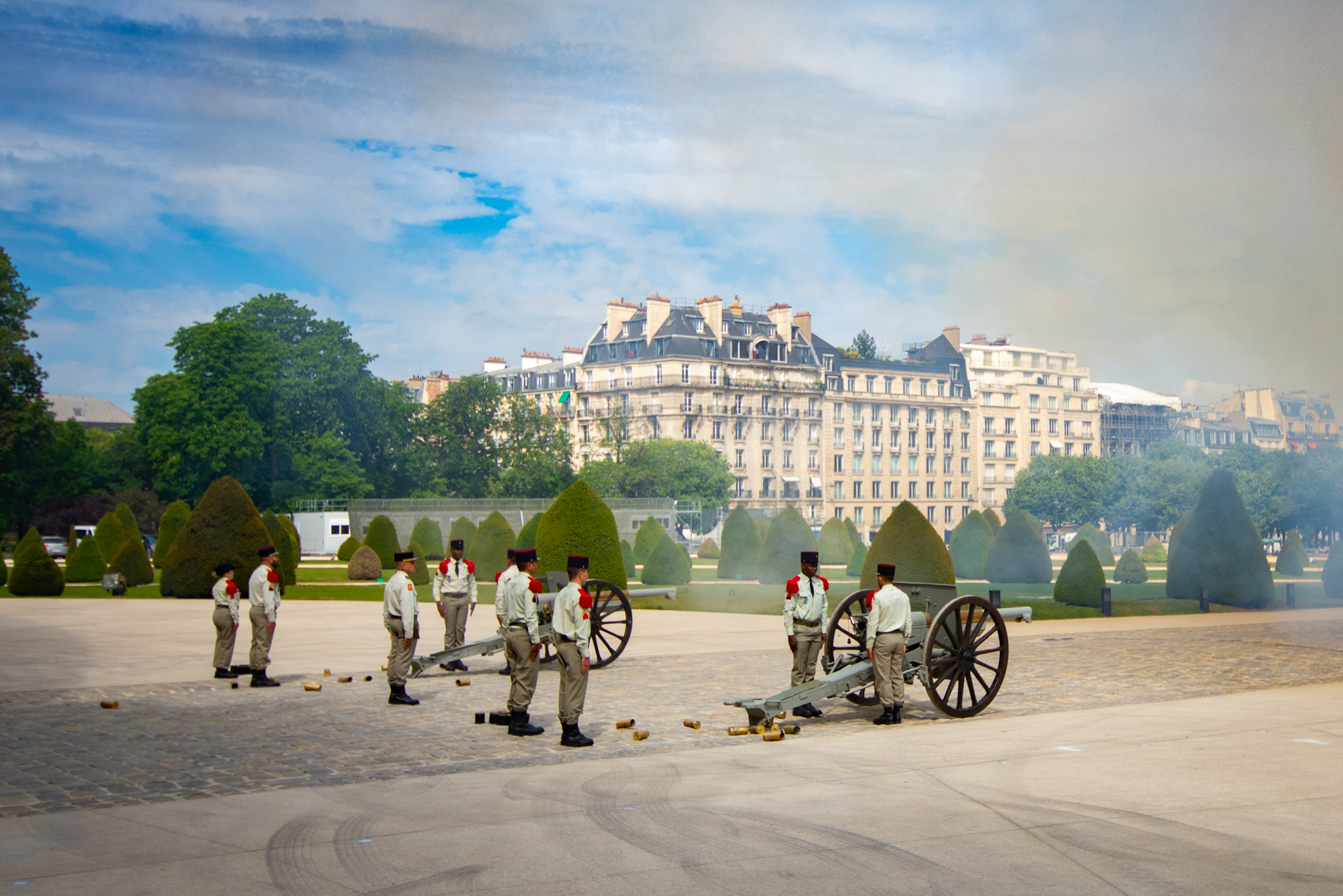 Les artilleurs tirent au canon depuis l'esplanade des Invalides