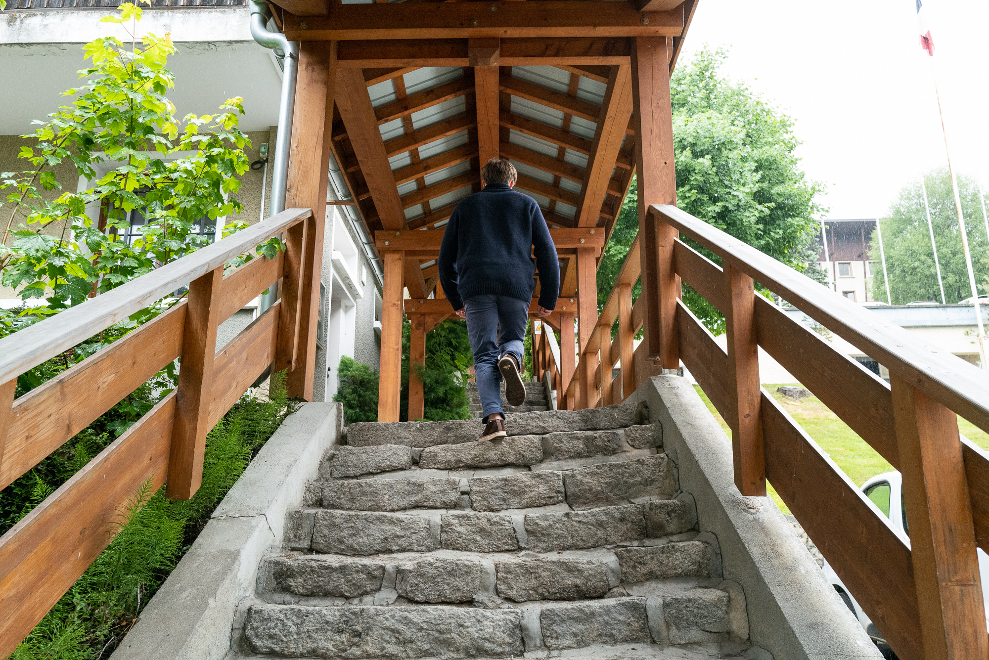 Un candidat monte les escaliers de l'ecole militaire de haute montagne.