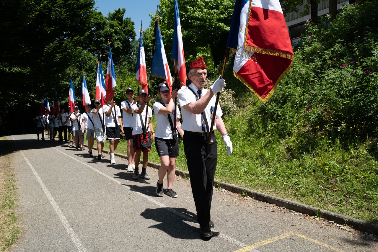 De jeunes porte-drapeaux répètent une cérémonie.