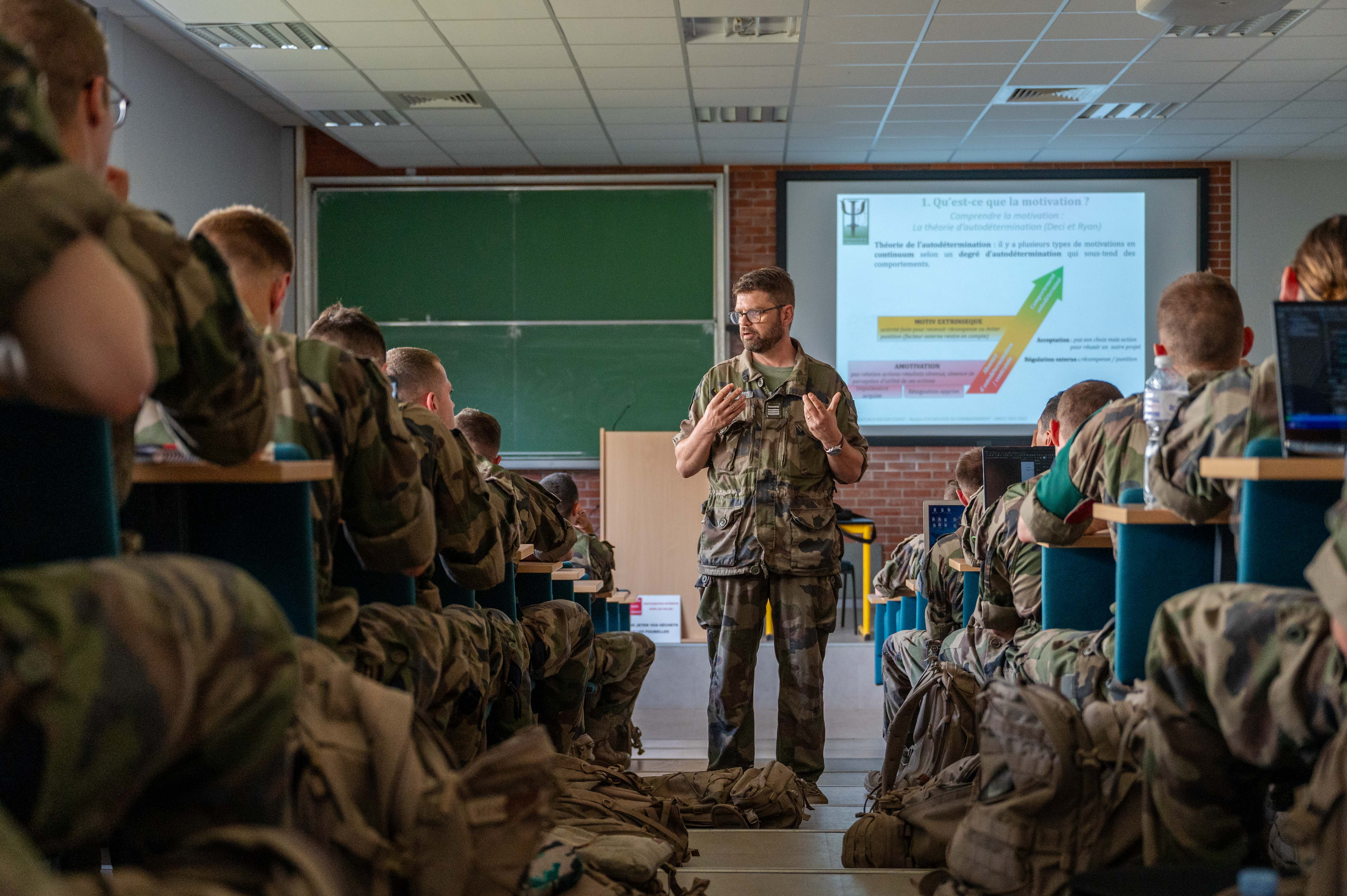 Formation des élèves-officiers à la psychologie du commandement.