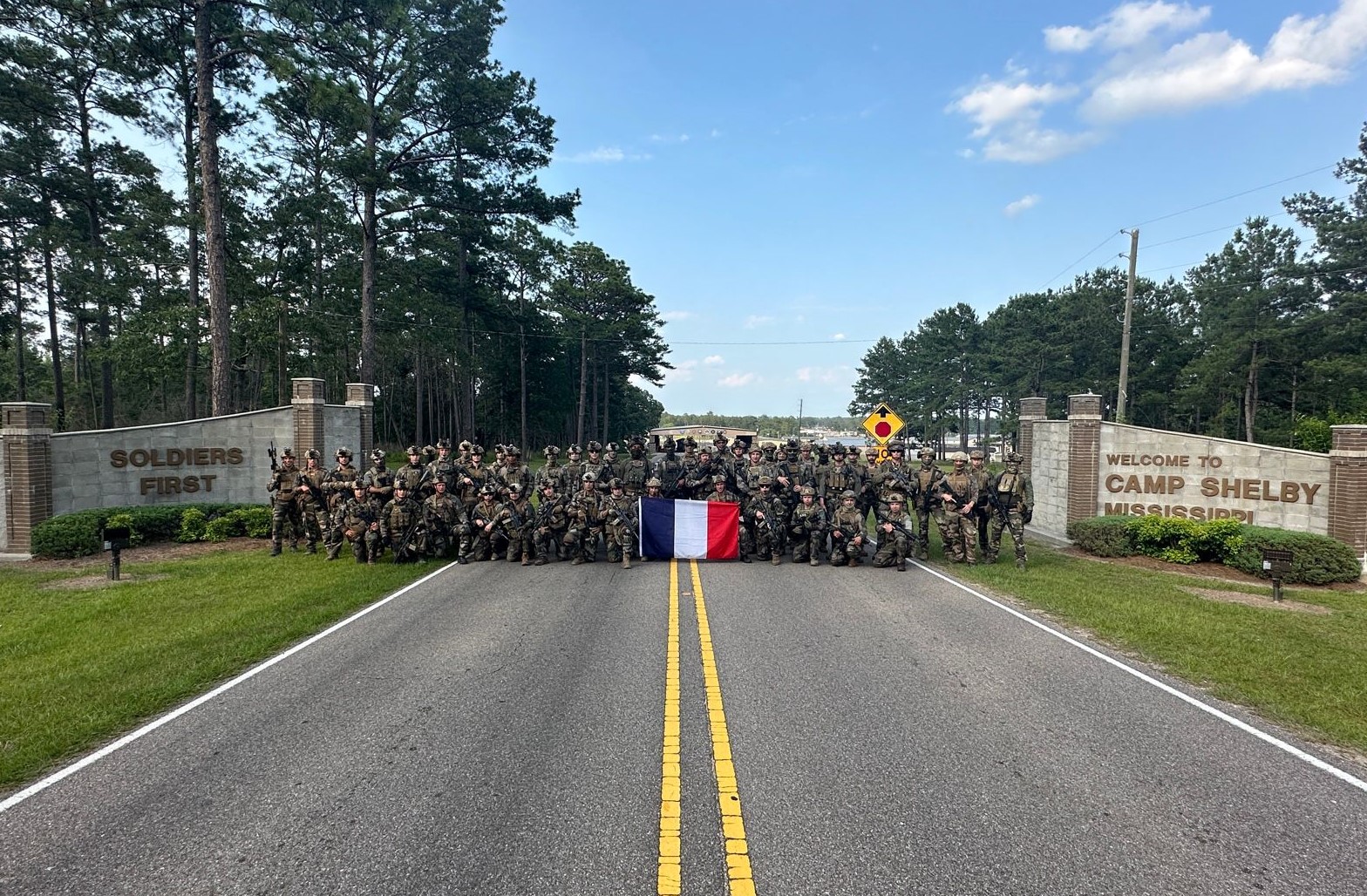 On voit les soldats français et américains.