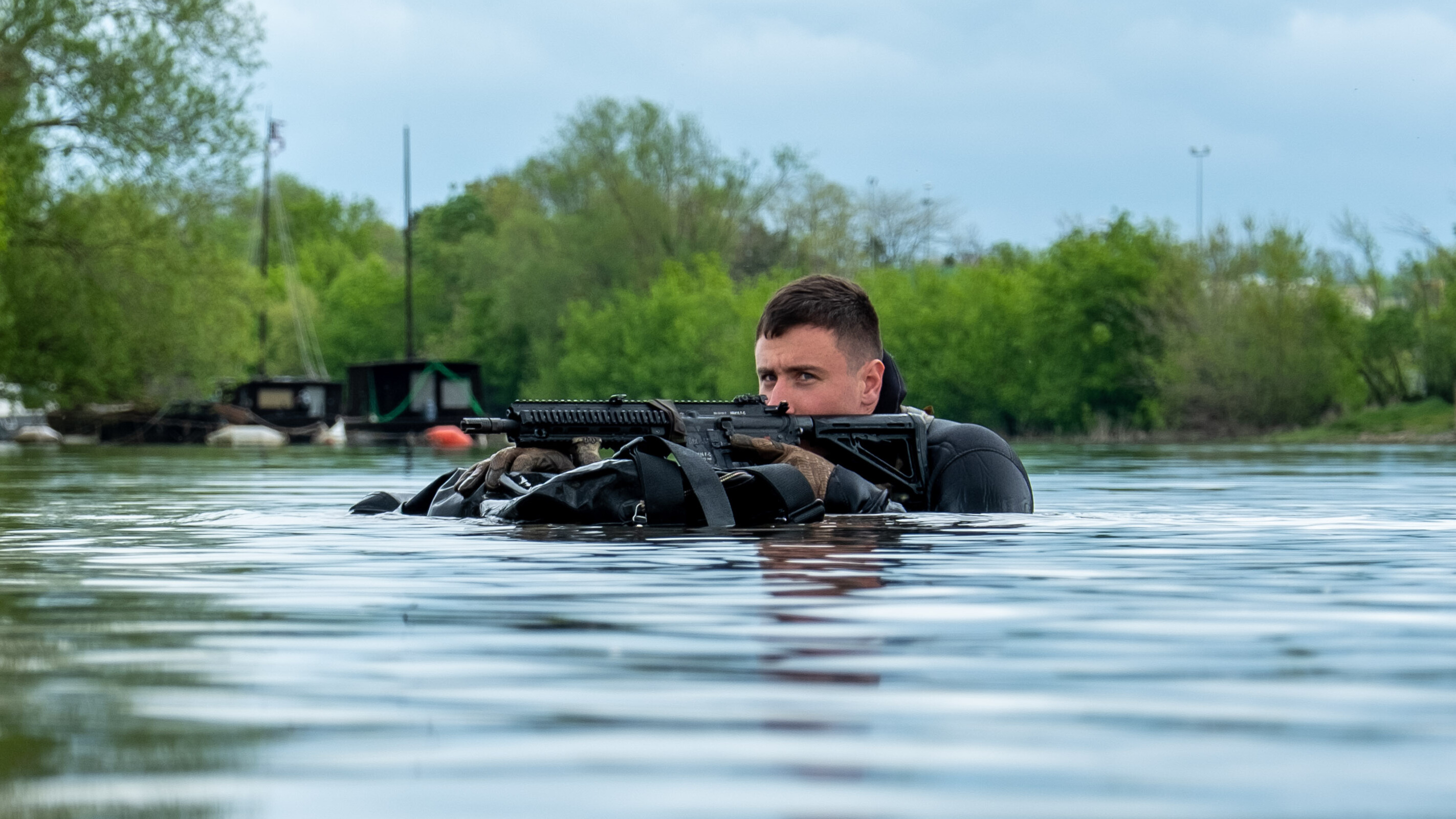 Un soldat du GAE-A est à l'eau. 
