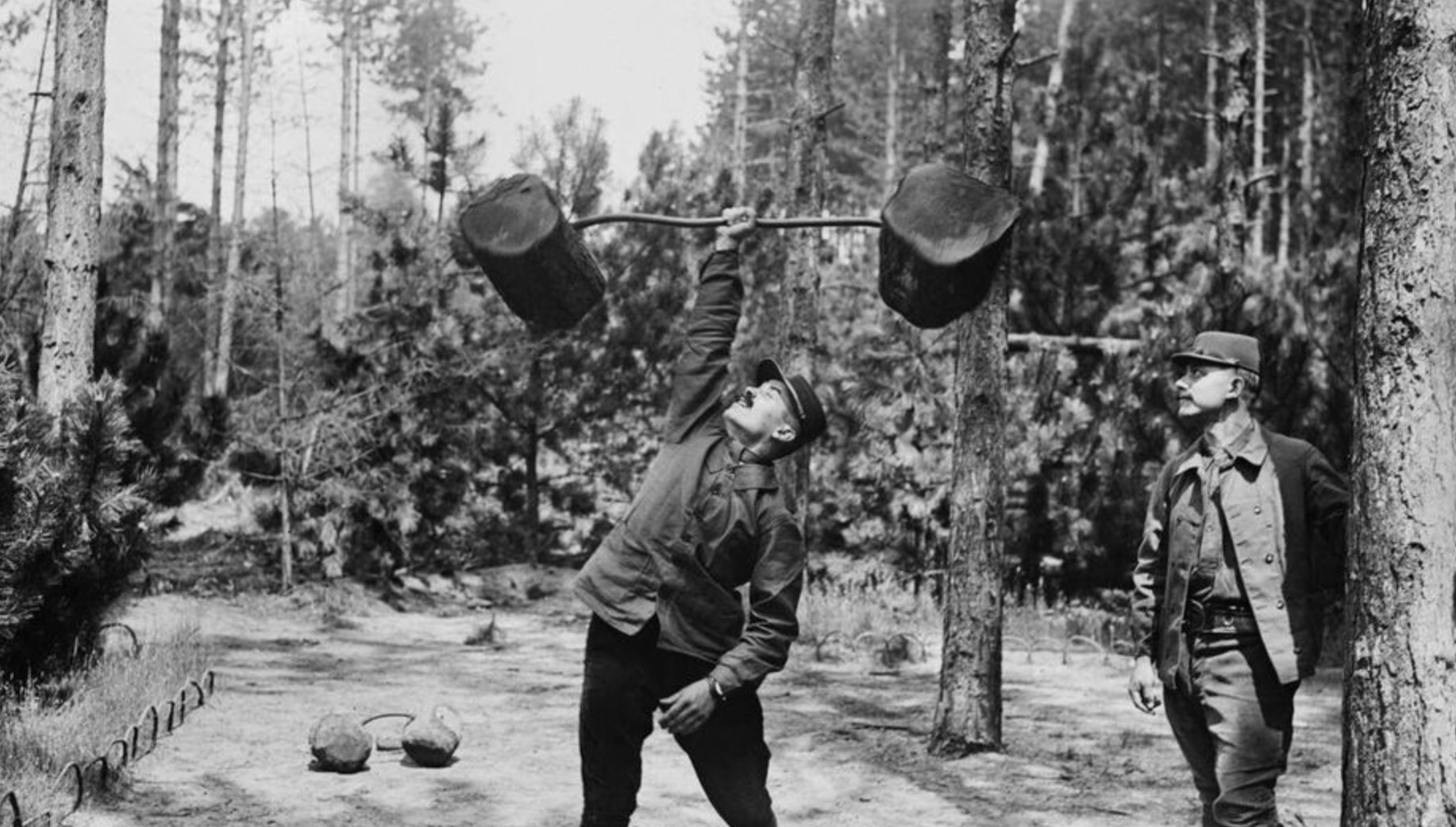 Pour garder la forme, se changer les idées ou se motiver, les poilus parvenaient parfois à pratiquer une activité sportive. Comme ici ce soldat haltérophile en juillet 1915, aux environs de Soissons (Aisne). 