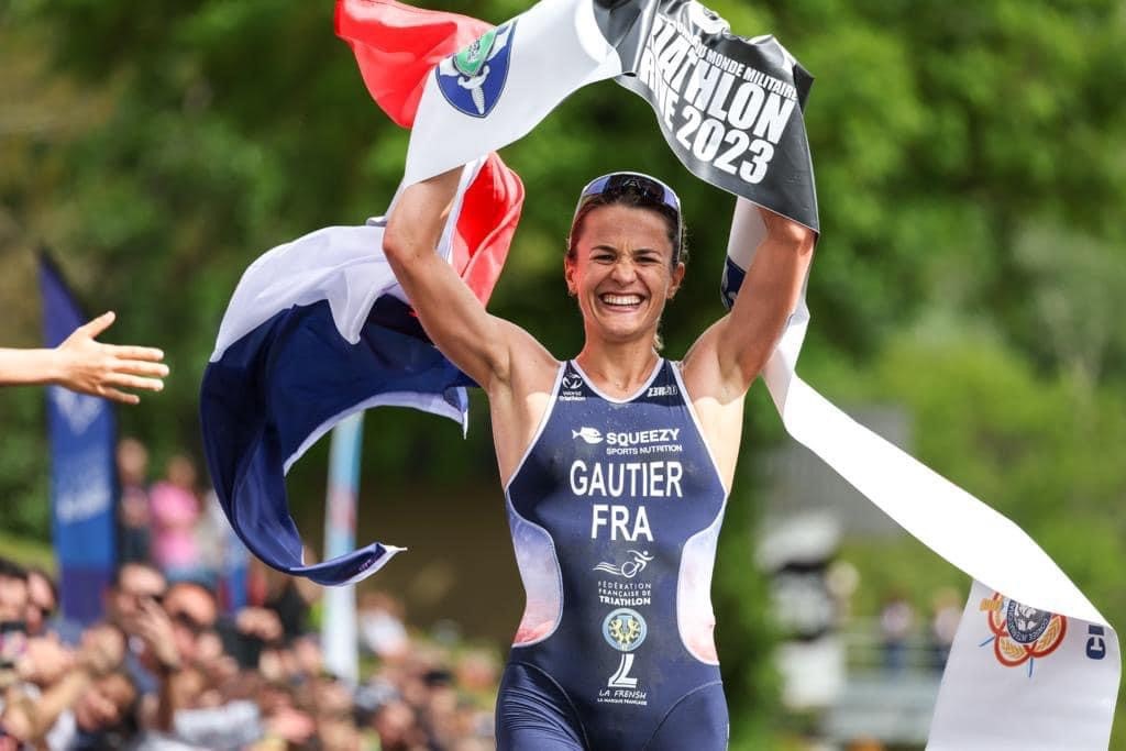 Le soldat Mathilde Gautier est championne du monde militaire de triathlon 2023 dans la catégorie élite femmes. 