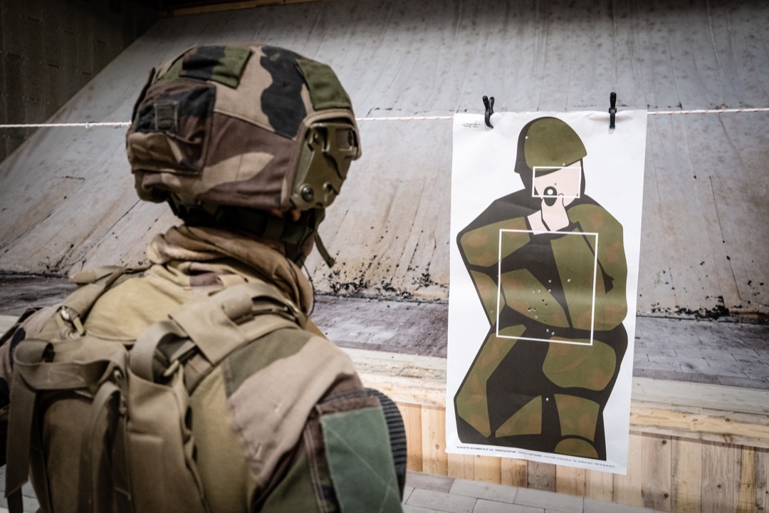 Un chasseur alpin devant une cible lors des tests de recrutement  pour devenir commando montagne.