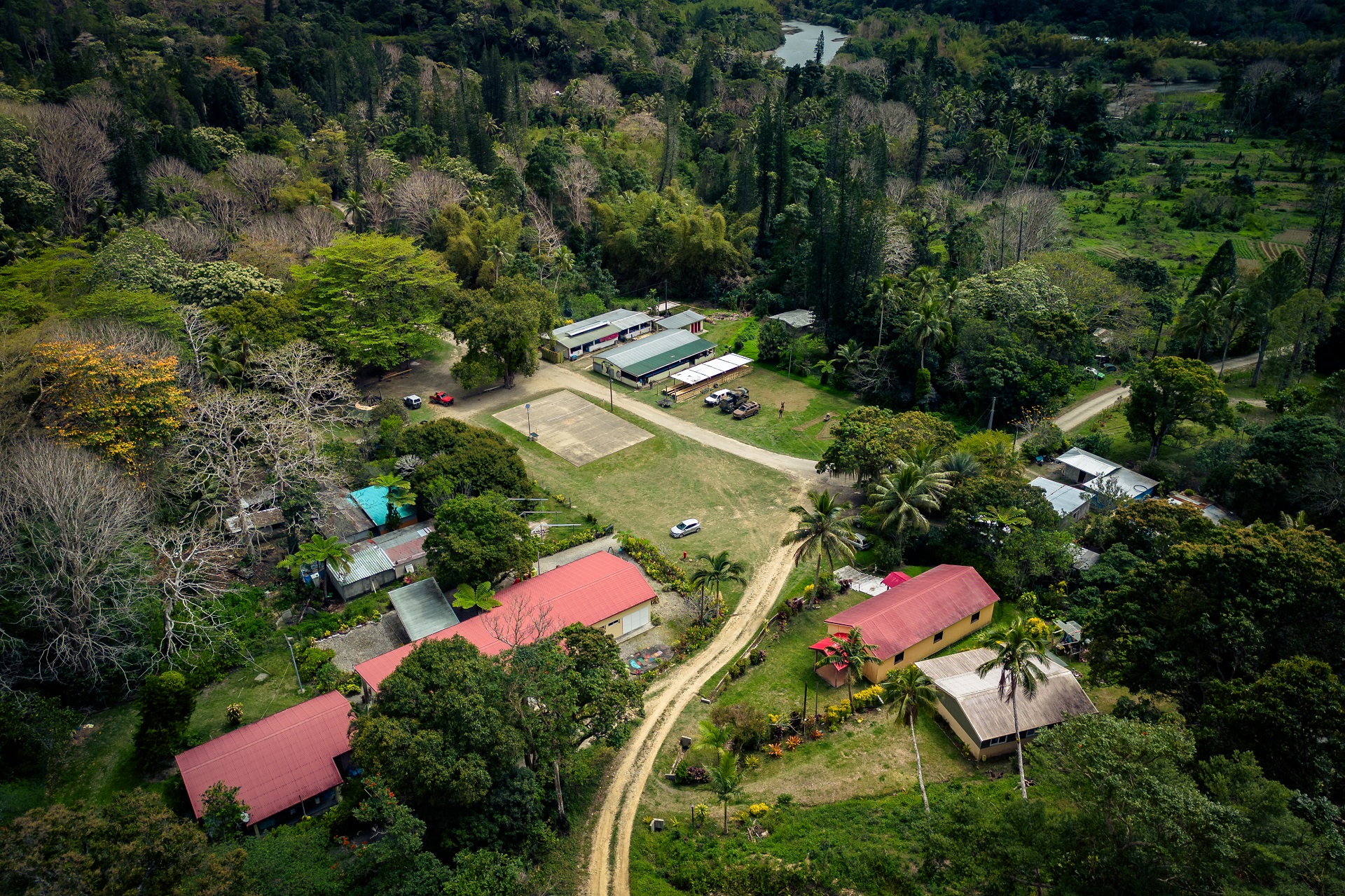 Vue aérienne de l’entrée du village de la tribu Lewaarap, dans la commune de Hienghène.