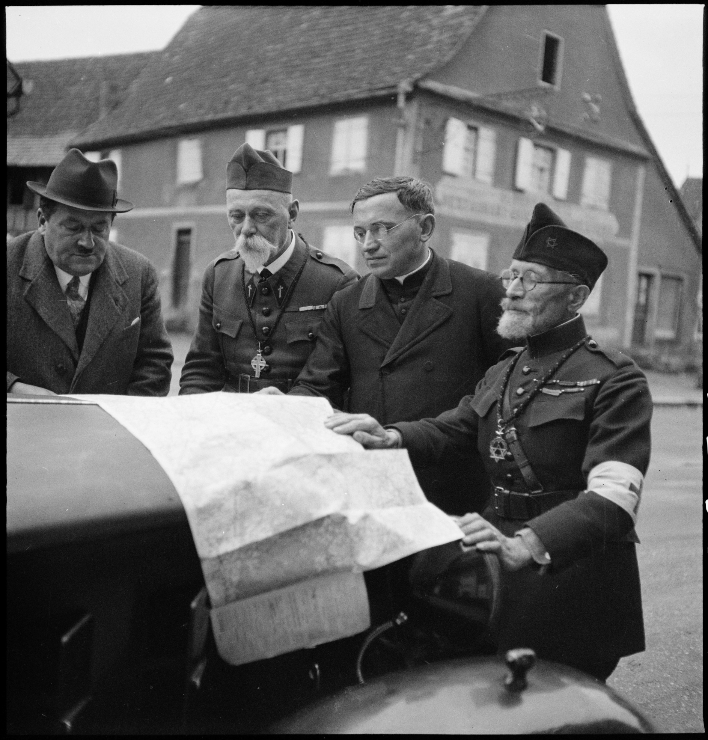 1939, Alsace : 4 aumôniers de confession différente consultent une carte.