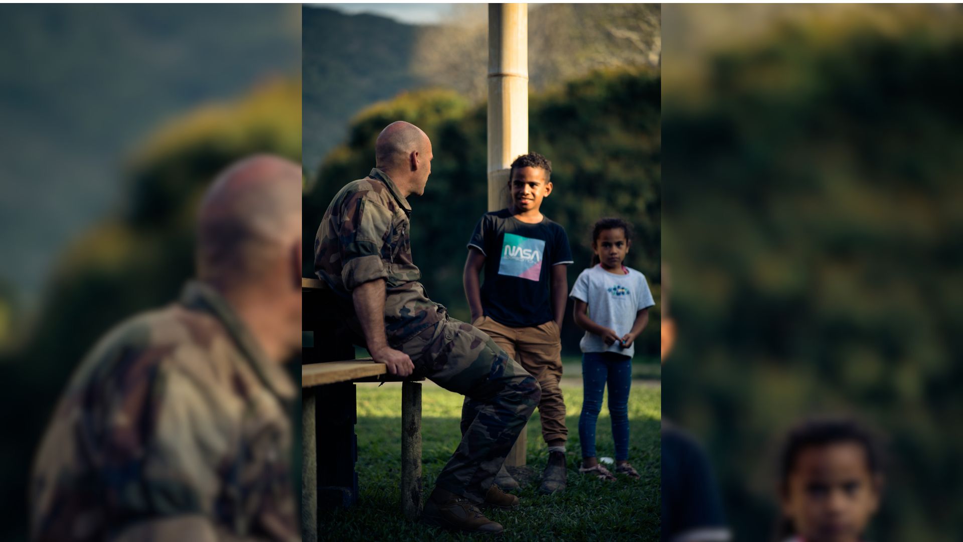 À leur retour de l’école, les enfants apprécient jouer ou discuter avec les militaires.