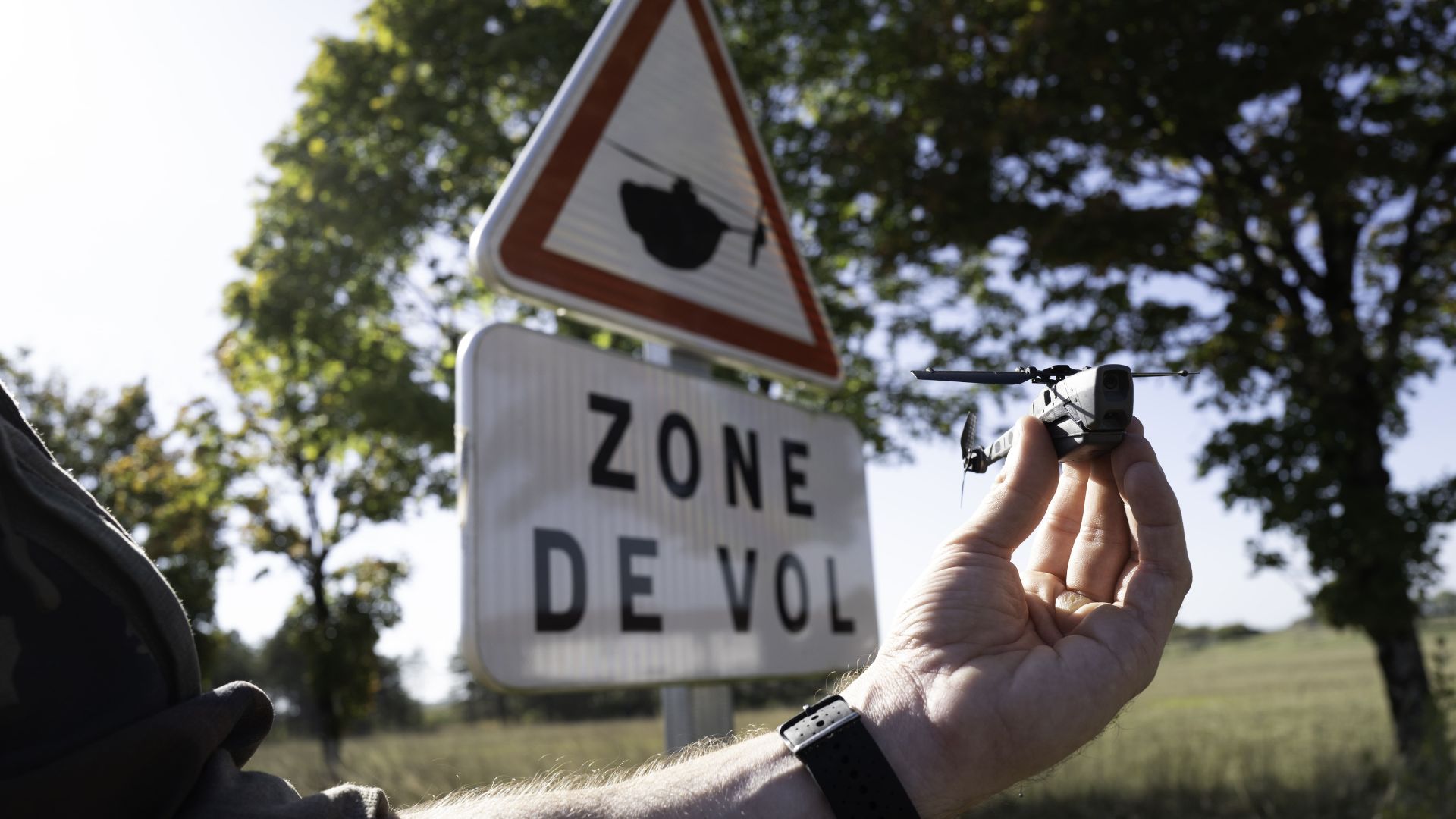 Le nano-drone Black Hornet 3 ne pèse que 33 grammes pour 16 centimètres. Doté de trois caméras de haute définition, il est équipé de capteurs thermiques, chimiques et infrarouges, pour s’adapter à son environnement de jour comme de nuit.