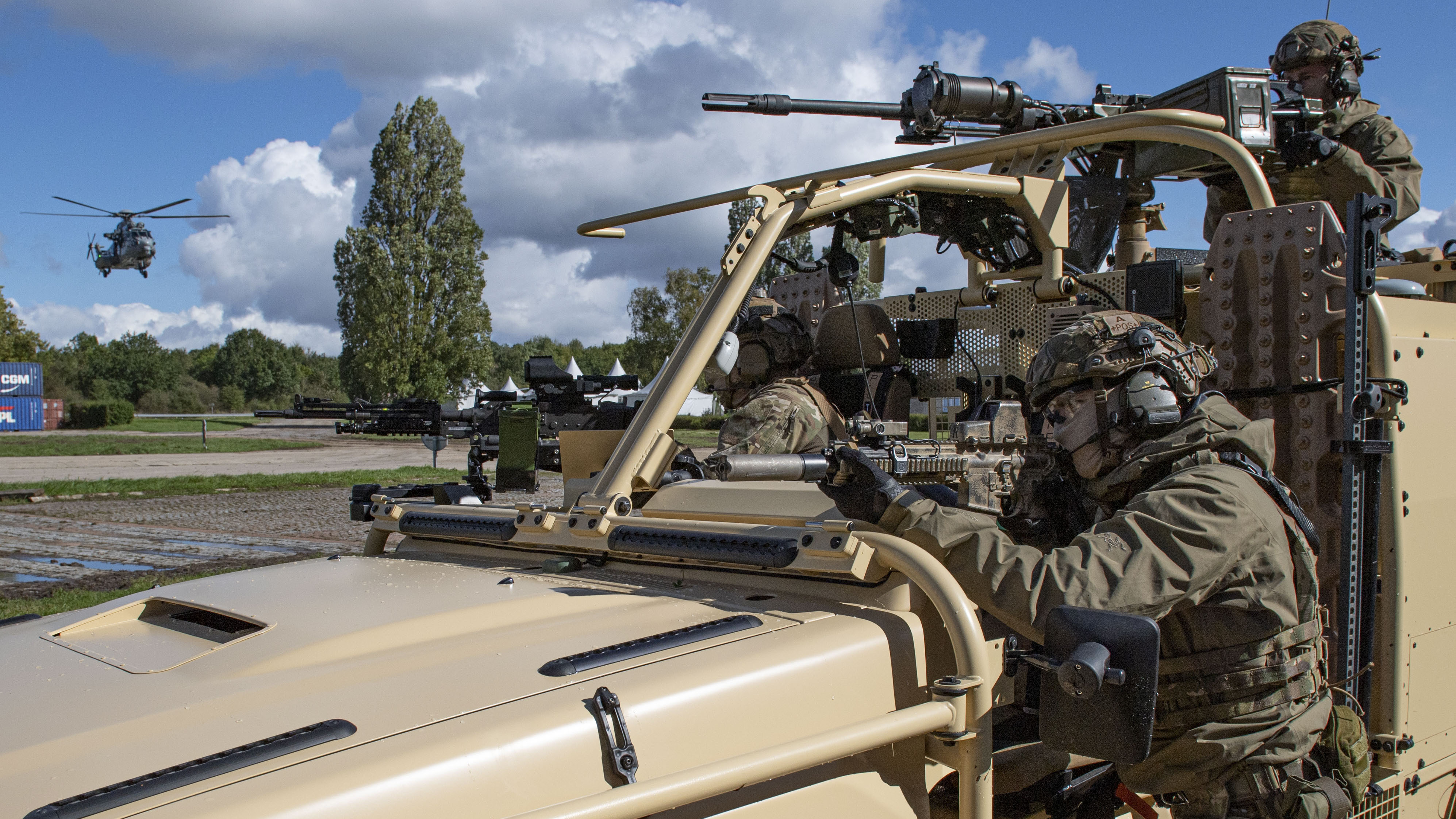 Une équipe des forces spéciales participe à une démonstration lors de la présentation des capacités de l'armée de Terre aux auditeurs de l'IHEDN.