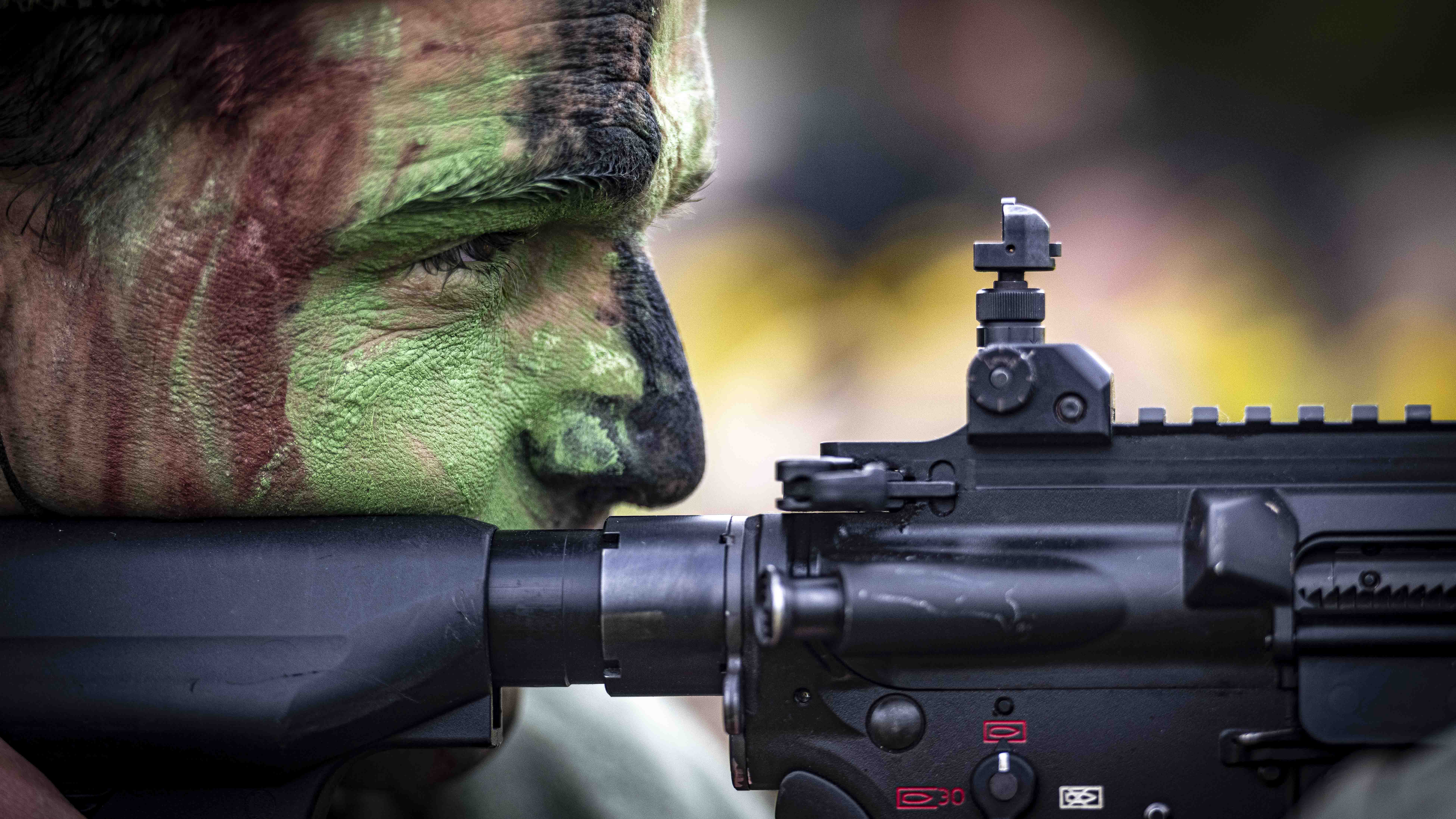 Un militaire du 7e bataillon de chasseurs alpins participe à une séance de tir sur le camp de Tapa en Estonie.