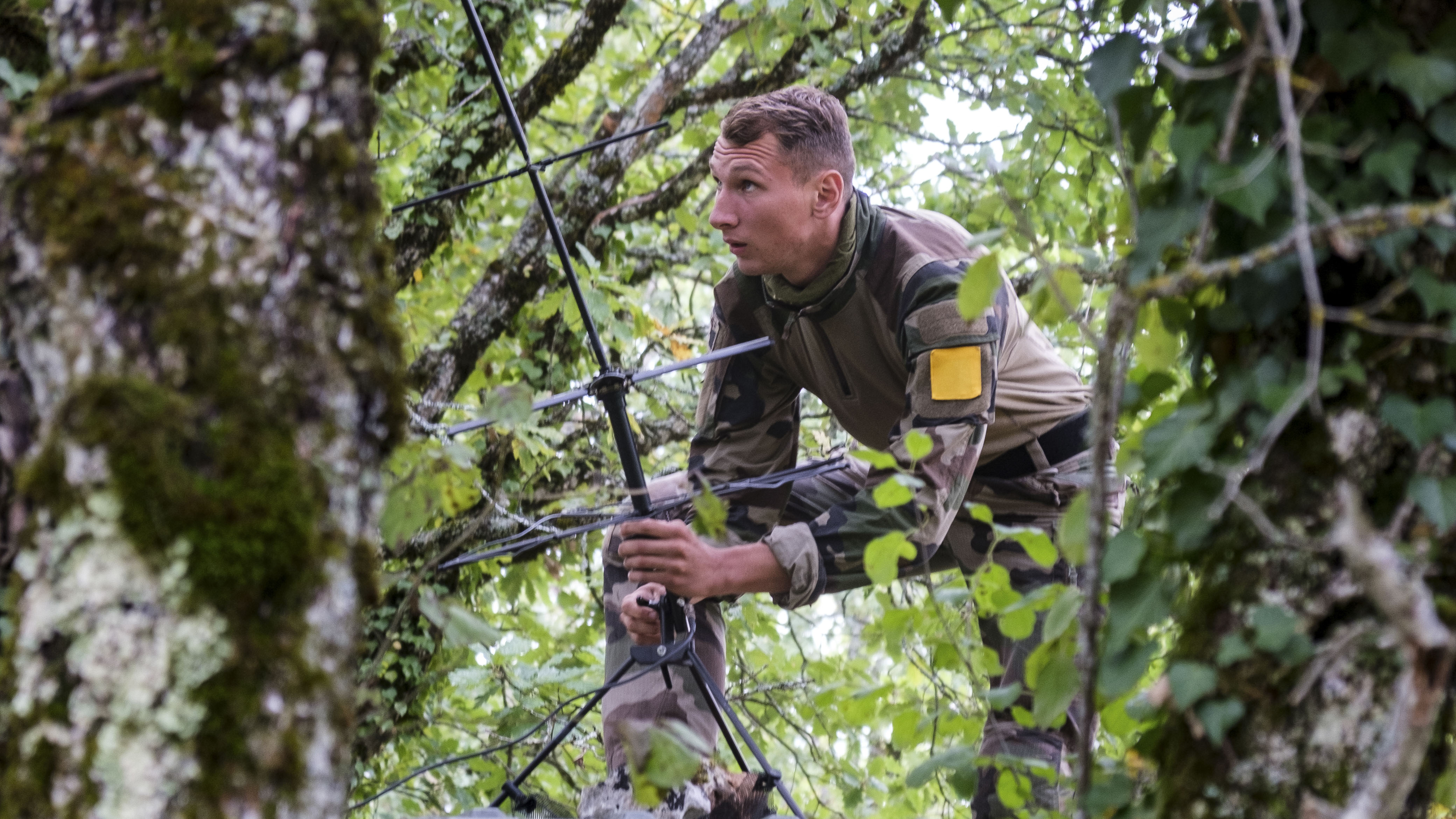 Exercice Manticore : un opérateur du poste de commandement du 8e RPIMa installe une antenne de transmission. 