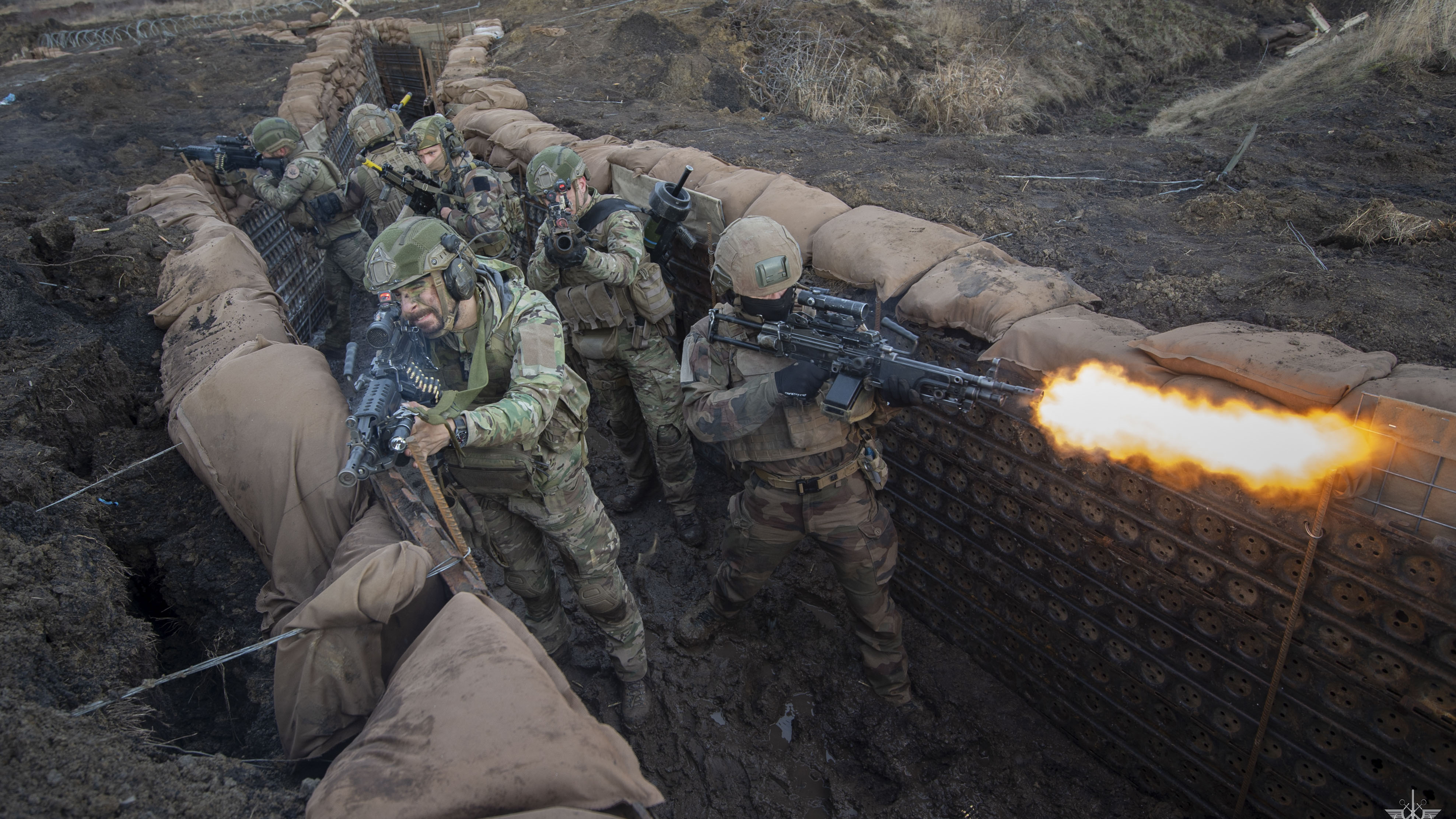 Phase de combat en tranchées pour les fantassins français et portugais, lors de l'exercice Eagle Spearhead, fin décembre 2023, sur le camp de Cincu en Roumanie.