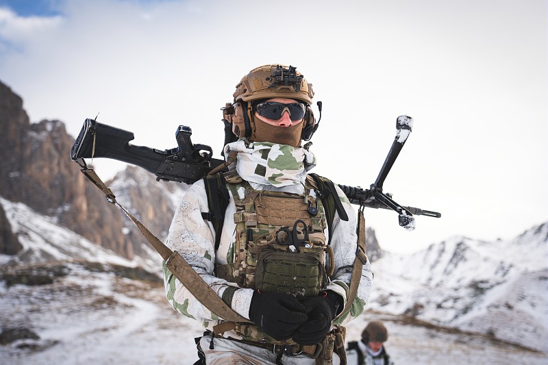 Un militaire s'entraîne dans les Alpes françaises.
