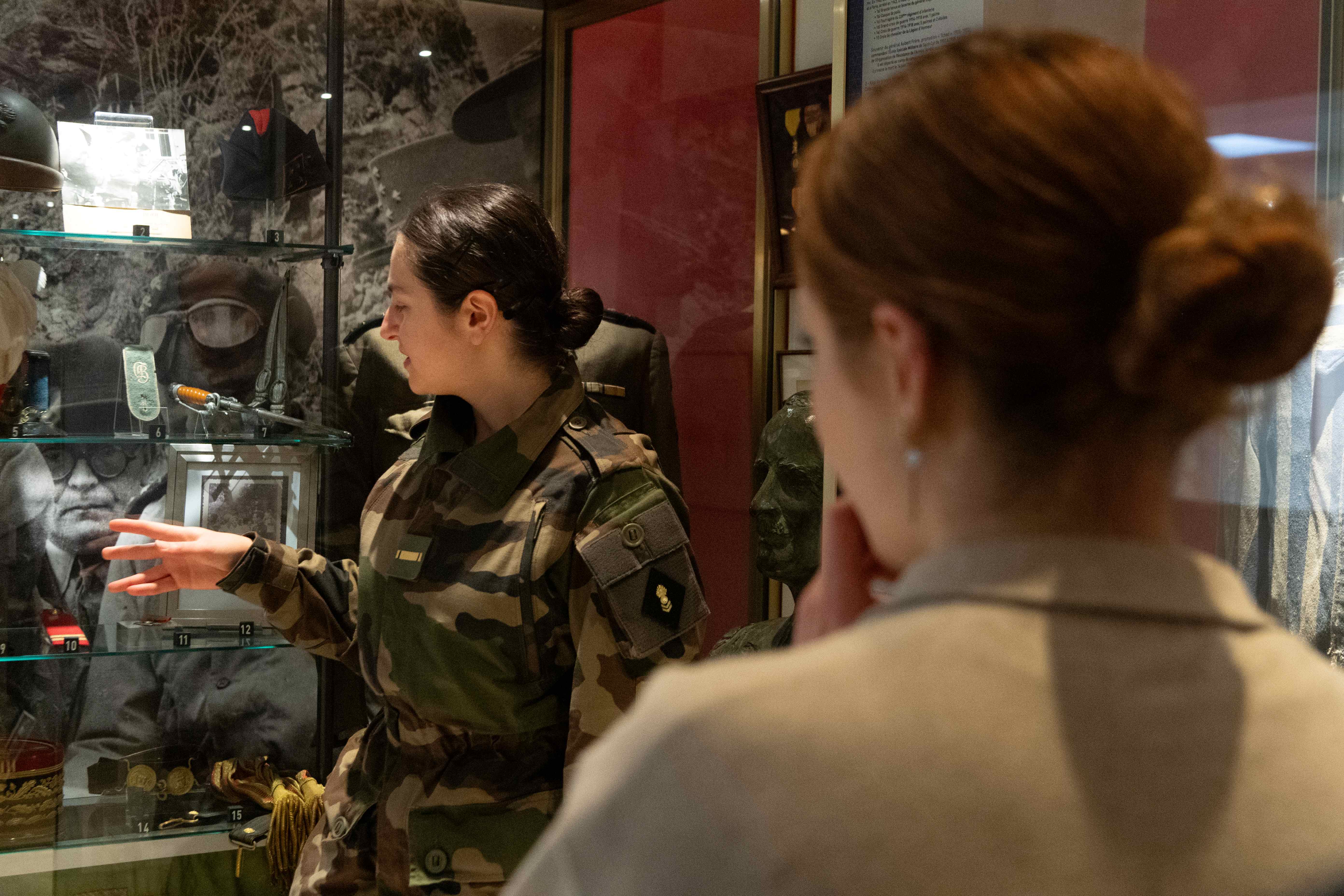 Un aspirant guide une visite du musée de l'Officier de l'AMSCC