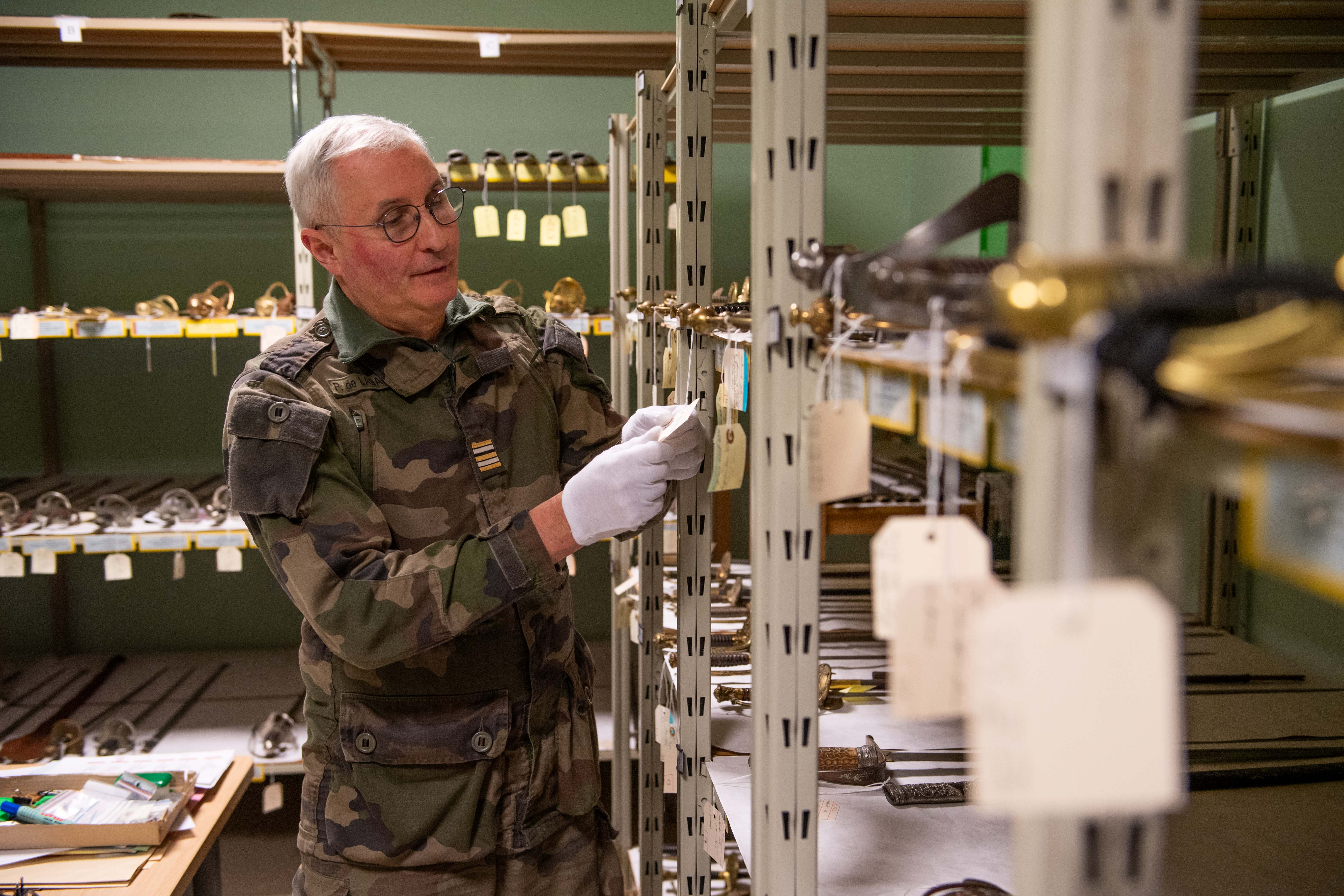 Le conservateur du musée inventorie les 6 500 objets objets conservés.