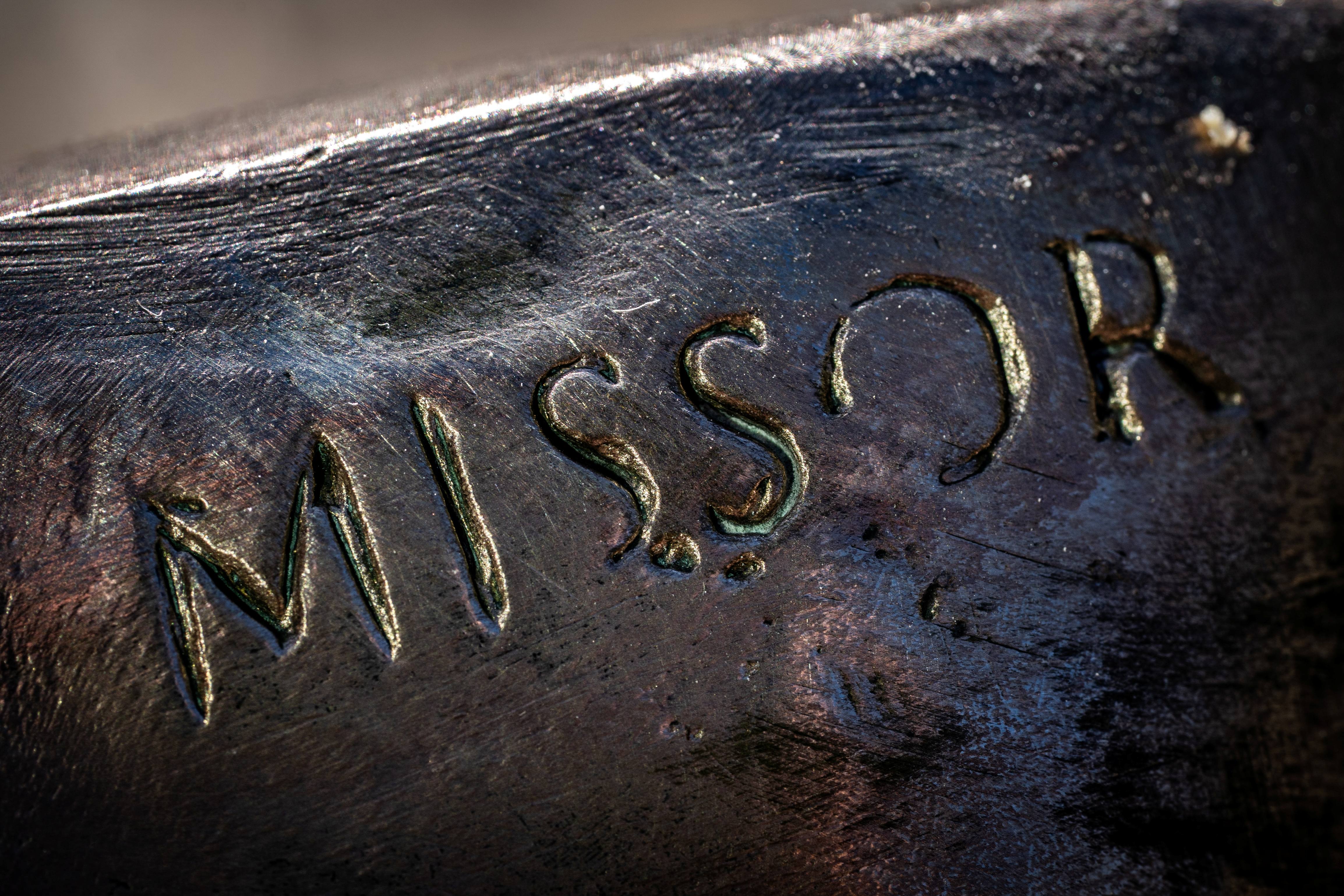 L'artiste Missor a posé sa signature sur une statuette de bronze.