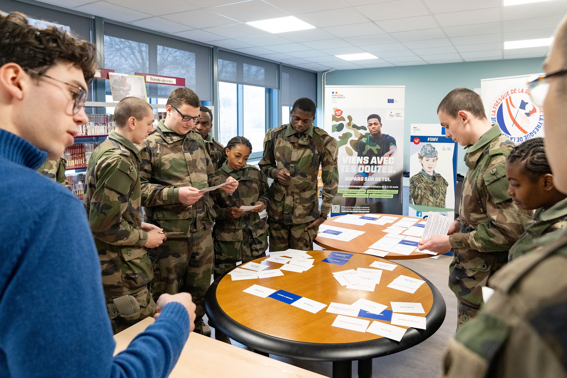 Le 21 janvier 2025, un représentant du laboratoire de la République vient animer une acitviité "La fresque de la République" pour les jeunes du régiment du service militaire volontaire (RSMV) à Bretigny-sur-Orge