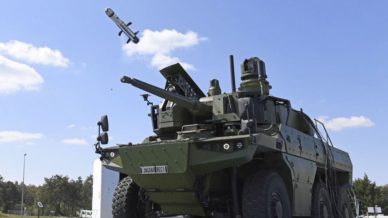 [Bild: 32-33_Les%20drones_EBRC-Jaguar-firing-MM...k=Zh5yMzrf]